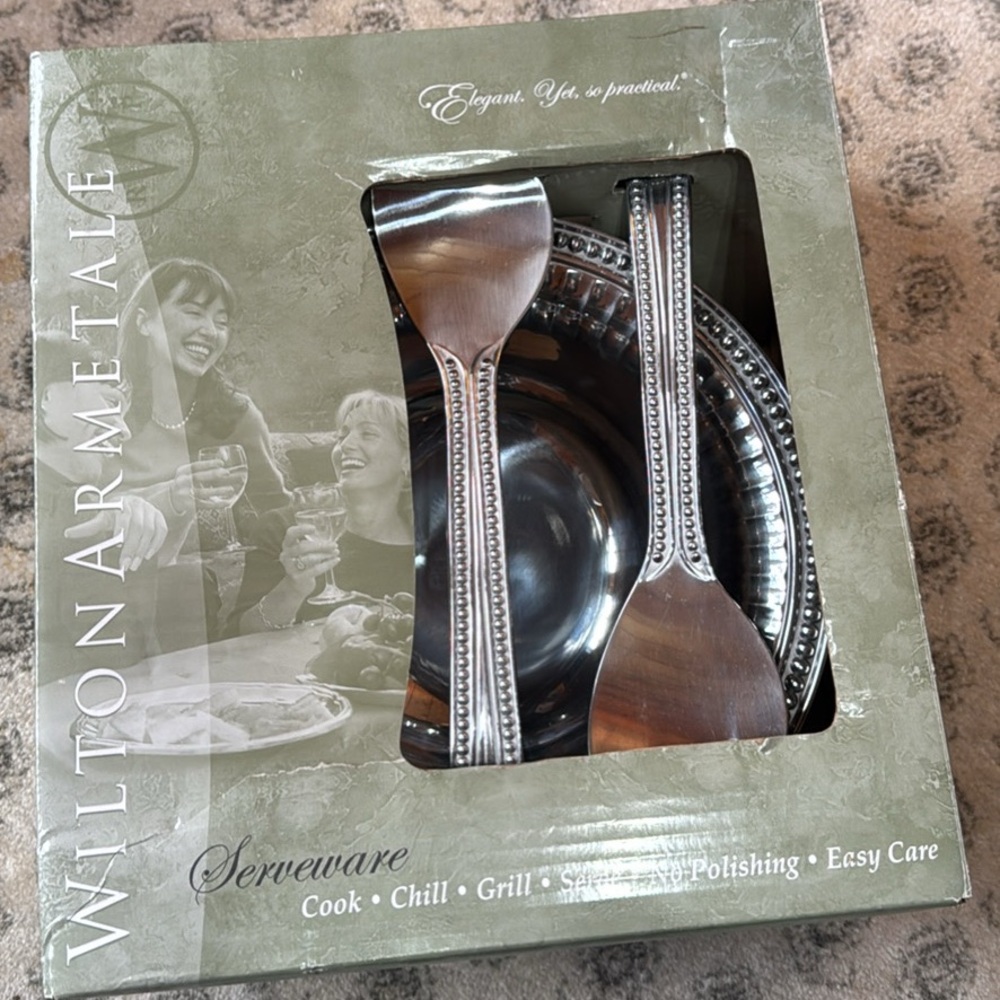 New in box Wilton Armatale Flutes and Pearls Elegant Silver salad serving Set
